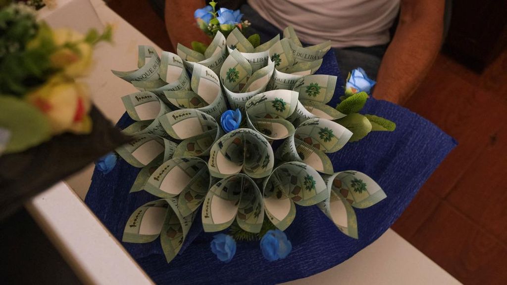 Wow... Pedagang Ini Jualan Buket Uang Saat Lebanon Dilanda Krisis Wow... Pedagang Ini Jualan Buket Uang Saat Lebanon Dilanda Krisis