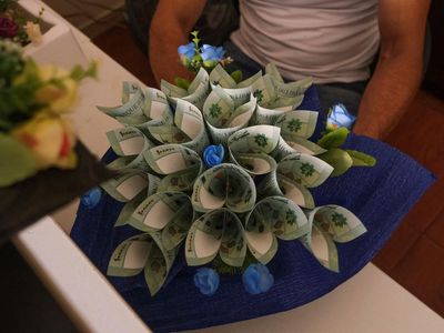 Wow... Pedagang Ini Jualan Buket Uang Saat Lebanon Dilanda Krisis