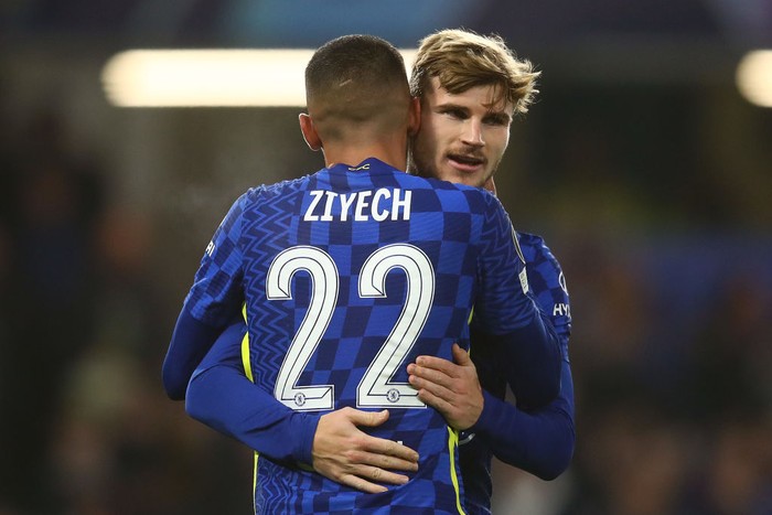 LONDON, ENGLAND - NOVEMBER 23: Timo Werner of Chelsea celebrates scoring his sides fourth goal with team-mate Hakim Ziyech during the UEFA Champions League group H match between Chelsea FC and Juventus at Stamford Bridge on November 23, 2021 in London, England. (Photo by Chris Brunskill/Fantasista/Getty Images)