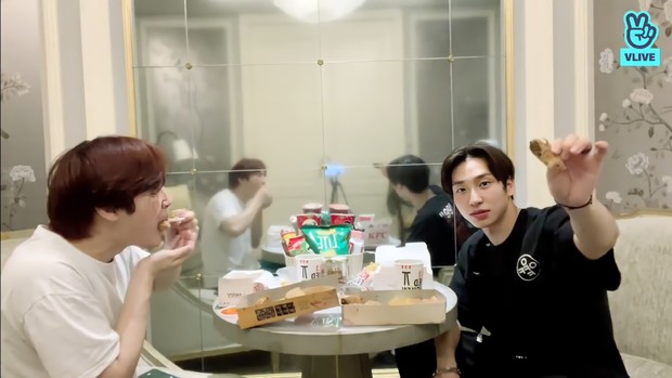 Haknyeon dan Sangyeon mencicipi martabak asal Indonesia/ Channel VLIVE THE BOYZ Dua member lain, Sangyeon dan Haknyeon juga mencicipi kudapan asal Indonesia lain, yaitu martabak.