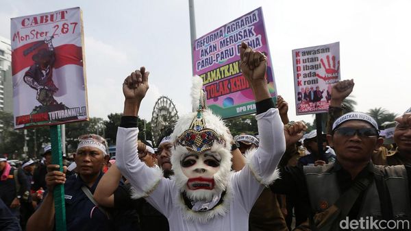 Aksi Hanoman Bersama Pegawai Perhutani Tolak SK 287