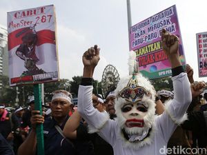 Aksi Hanoman Bersama Pegawai Perhutani Tolak SK 287