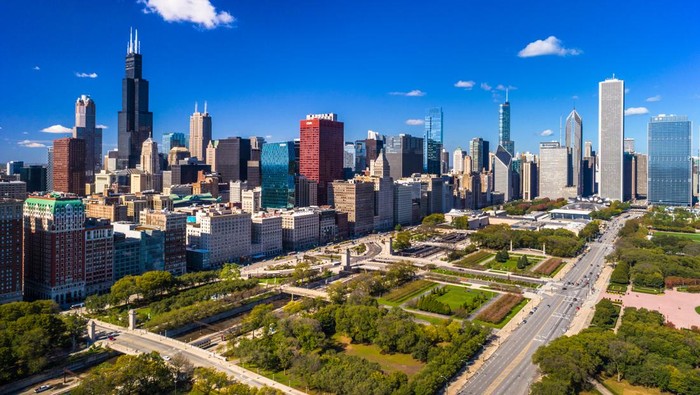 Ilustrasi Kota Paling Indah di Dunia Downtown Chicago Skyline Aerial with a deep blue sky in the background and Grant Park in the foreground. kota