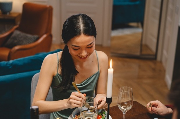 Ilustrasi: perempuan sedang makan hidangan mewah/ Foto: pexels.com/cottonbro Ilustrasi: perempuan sedang makan hidangan mewah/ Foto: pexels.com/cottonbro