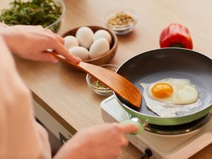 Catat, Bu! 5 Makanan Ini Sebaiknya Jangan Dimasak di Wajan Anti Lengket Catat, Bu! 5 Makanan Ini Sebaiknya Jangan Dimasak di Wajan Anti Lengket