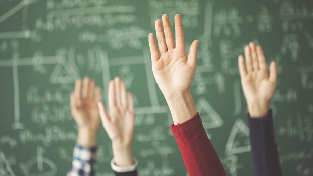 Meningkatnya prestasi akademik di sekolah juga salah satu manfaat melatih EQ anak.