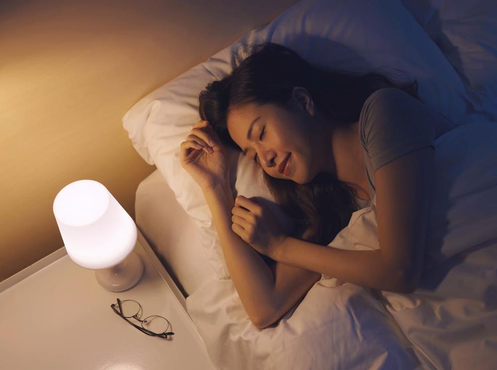 Tidur Sebaiknya Mematikan Lampu atau Biarkan Menyala? Ini Kata Pakar