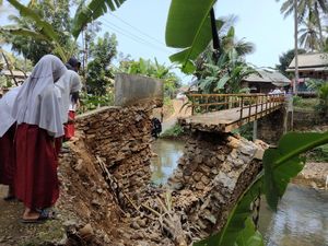 Pemkab Pandeglang Segera Perbaiki Jembatan Rusak di Kampung Cegog Pemkab Pandeglang Segera Perbaiki Jembatan Rusak di Kampung Cegog