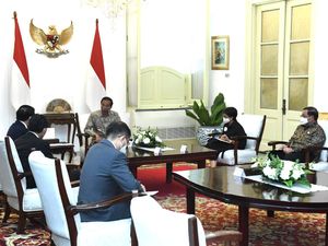 Bertemu Menlu Vietnam, Jokowi Dorong Percepat Perundingan Batas ZEE Bertemu Menlu Vietnam, Jokowi Dorong Percepat Perundingan Batas ZEE