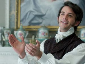 Aktor Ini Tak Sengaja Merobek Celananya Ketika Syuting Bridgerton 2