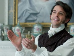 Aktor Ini Tak Sengaja Merobek Celananya Ketika Syuting Bridgerton 2