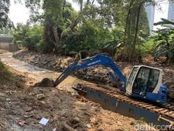 Sembari Menunggu Turap, Kali Angke Kembangan yang Bikin Banjir Dikeruk