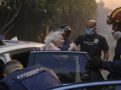 Foto Evakuasi Warga Saat Kebakaran Hutan Melanda Yunani