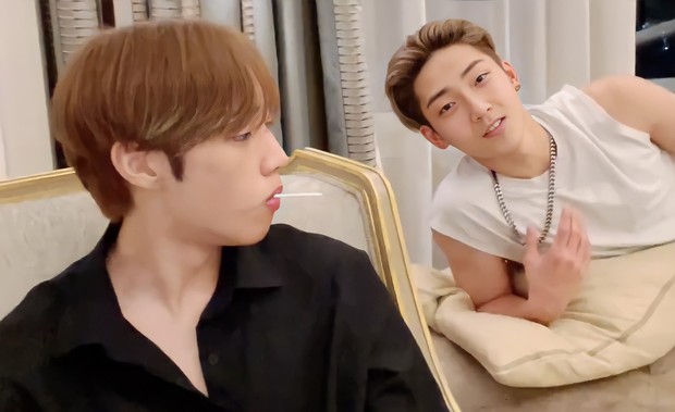 Kevin dan Sunwoo siaran VLIVE dengan backsound takbiran/ Channel VLIVE THE BOYZ Beda dari yang lain, Kevin dan Sunwoo melakukan VLIVE dengan suara takbiran sebagai backsound mereka selama siaran.