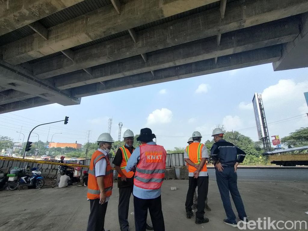 KNKT Investigasi Kelayakan Lampu Merah di TKP Kecelakaan Maut Cibubur KNKT Investigasi Kelayakan Lampu Merah di TKP Kecelakaan Maut Cibubur