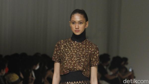 10 Koleksi Busana Glamour Sebastian Gunawan Golden Muse