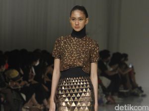10 Koleksi Busana Glamour Sebastian Gunawan Golden Muse
