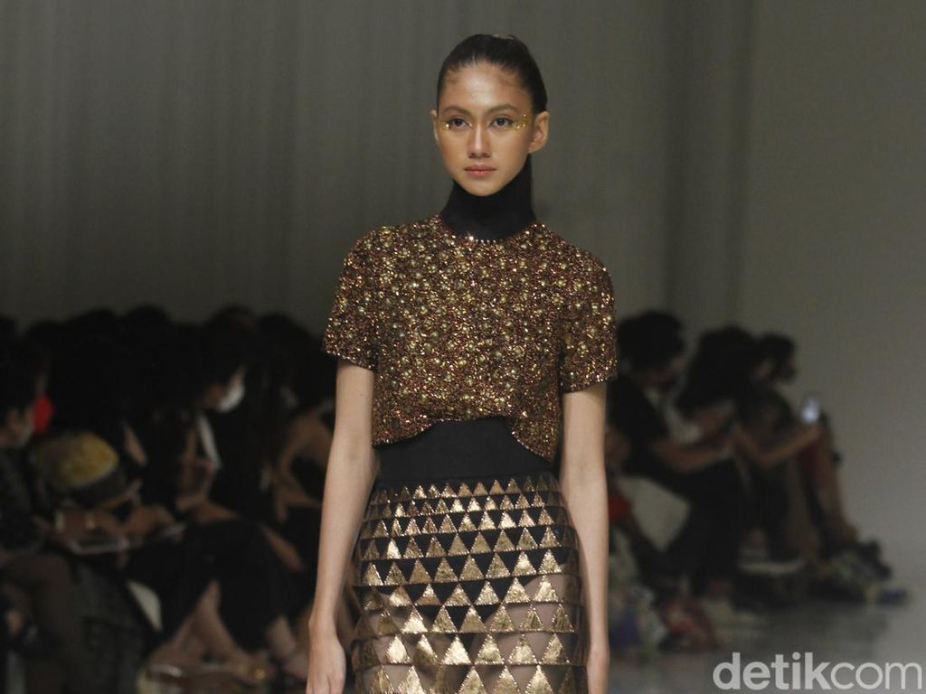 10 Koleksi Busana Glamour Sebastian Gunawan Golden Muse 10 Koleksi Busana Glamour Sebastian Gunawan Golden Muse