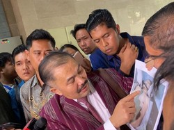 Pihak Keluarga Brigadir J Soroti Pelukan Kapolda Metro Jaya dan Sambo