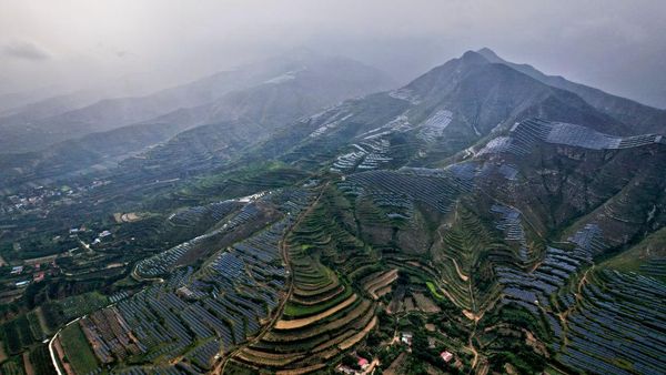 Penampakan Ladang Panel Surya yang Selimuti Pegunungan di China