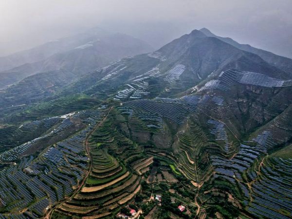 Penampakan Ladang Panel Surya yang Selimuti Pegunungan di China
