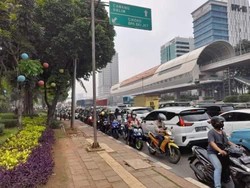 Ada Kebocoran Pipa Gas di MT Haryono, Kendaraan Putar Balik Lawan Arah