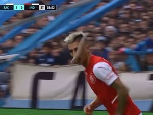 Ikan Dilempar, Pesepakbola Terkapar