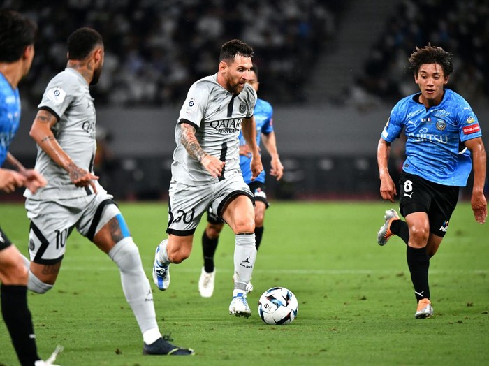Paris Saint-Germains Argentinian forward Lionel Messi (C) runs with the ball during PSGs Japan Tour football match against Kawasaki Frontale at the National Stadium in Tokyo on July 20, 2022. (Photo by Kazuhiro NOGI / AFP) (Photo by KAZUHIRO NOGI/AFP via Getty Images)