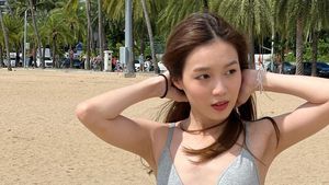 Potret Si Mungil Love Pattranite Nikmati Pantai Pakai Sports Bra