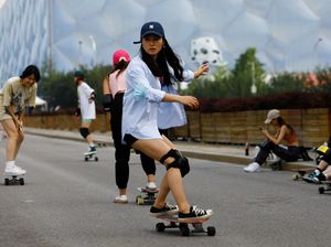 Bosan Lockdown, Remaja di Beijing Pilih Main Surfskating Bosan Lockdown, Remaja di Beijing Pilih Main Surfskating
