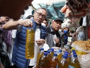 Blusukan ke Pasar di Kaltim, Zulhas Sebut Harga Bapok Turun