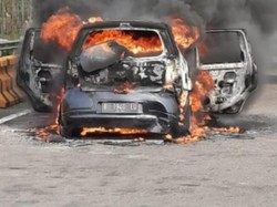 Mobil Terbakar di Tol Jagorawi Arah Bogor, Pengemudi Selamat