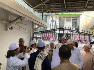 Senyum Habib Rizieq Disambut di Petamburan Usai Bebas dari Penjara