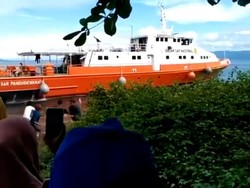Momen Kapal Basarnas Dilempari Batu oleh Warga di Halmahera Selatan