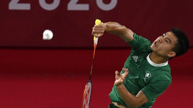 Ireland's Nhat Nguyen hits a shot to Taiwan's Wang Tzu-wei in their men's singles badminton group stage match during the Tokyo 2020 Olympic Games at the Musashino Forest Sports Plaza in Tokyo on July 28, 2021. (Photo by Alexander NEMENOV / AFP)