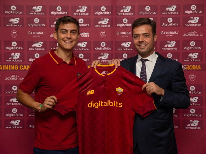 ALBUFEIRA, PORTUGAL - JULY 20: Paulo Dybala, with AS Roma General Manager Tiago Pinto, poses with AS Roma jersey on July 20, 2022 in Albufeira, Portugal. (Photo by Fabio Rossi/AS Roma via Getty Images)