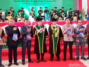 Wakapolri Dapat Gelar Profesor Kehormatan dari Universitas Riau Wakapolri Dapat Gelar Profesor Kehormatan dari Universitas Riau