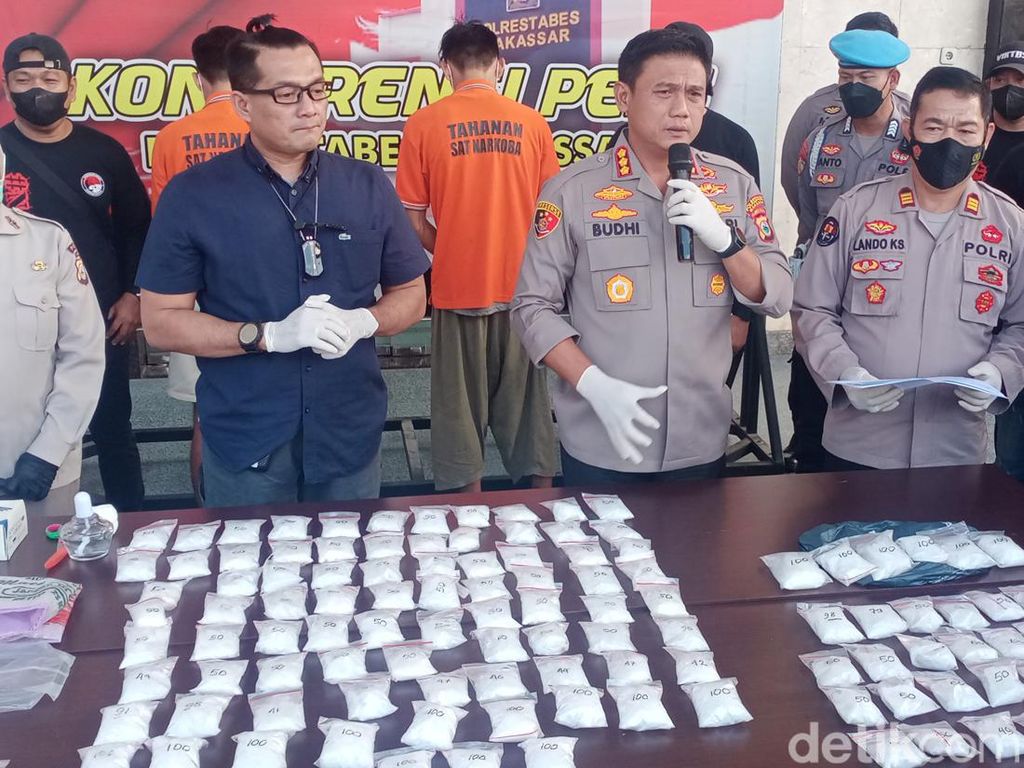 Polisi Ungkap Kasus 7,4 Kilogram Sabu Jaringan Malaysia di Makassar Polisi Ungkap Kasus 7,4 Kilogram Sabu Jaringan Malaysia di Makassar