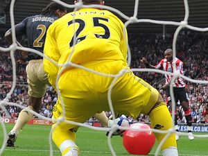 Benda Lemparan Suporter di Stadion: Ikan, Bola Pantai, Skuter, Sex Toys Benda Lemparan Suporter di Stadion: Ikan, Bola Pantai, Skuter, Sex Toys