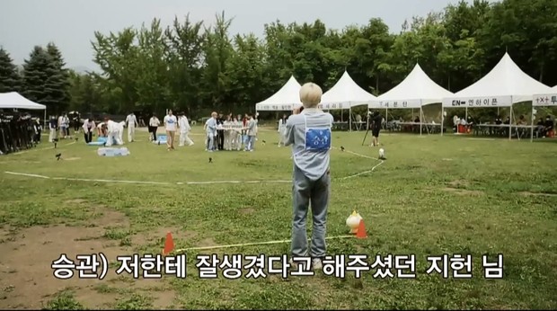 Permainan Red Light, Green Light yang dijaga oleh Seungkwan/Foto: youtube.com/Channel Fullmoon Seungkwan yang ceria dan suka bercanda ditunjuk menjadi penjaga untuk permainan Red Light, Green Light.