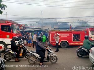 Kios Terbakar, Penjual BBM Eceran di Palembang Nyaris Tewas