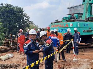Warga Cium Bau Gas di Lokasi Kebocoran Pipa di MT Haryono Warga Cium Bau Gas di Lokasi Kebocoran Pipa di MT Haryono