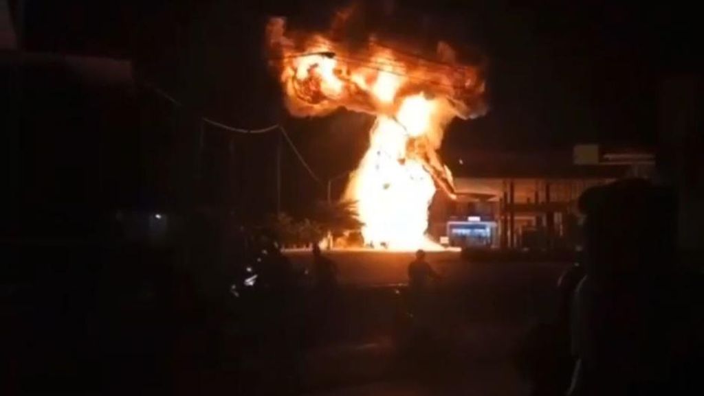 Api Berkobar di SPBU Paciran Lamongan Lalap Pikap Muat Drum BBM Api Berkobar di SPBU Paciran Lamongan Lalap Pikap Muat Drum BBM