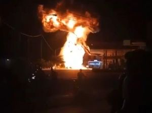 Api Berkobar di SPBU Paciran Lamongan Lalap Pikap Muat Drum BBM Api Berkobar di SPBU Paciran Lamongan Lalap Pikap Muat Drum BBM