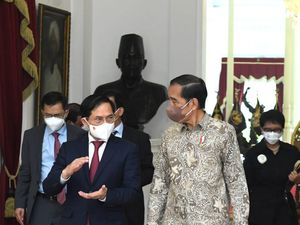 Terima Menlu Vietnam, Jokowi Titip Jaga Pengusaha RI