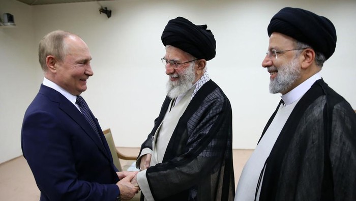 Presiden Rusia Vladimir Putin di saat berjumpa Pemimpin Tertinggi Iran Ayatollah Ali Khamenei dan Presiden Iran Ebrahim Raisi di Teheran In this picture released by the official situs web of the office of the Iranian supreme leader, Supreme Leader Ayatollah Ali Khamenei, center, and Russian President Vladimir Putin, left, greet each other as Iranian President Ebrahim Raisi stands at right, during their meeting in Tehran, Iran, Tuesday, July 19, 2022. (Office of the Iranian Supreme Leader via AP)