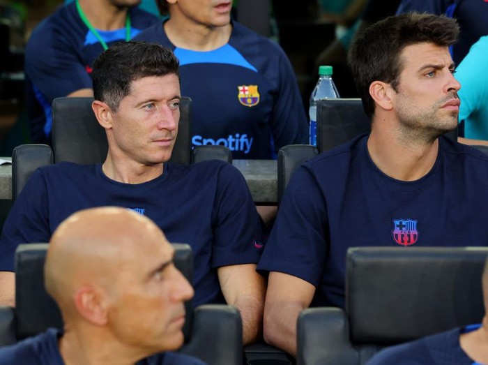 FORT LAUDERDALE, FLORIDA - JULY 19: Robert Lewandowski (L) and Gerard Pique (R) of FC Barcelona look on from the bench before a preseason friendly against Inter Miami CF at DRV PNK Stadium on July 19, 2022 in Fort Lauderdale, Florida. (Photo by Michael Reaves/Getty Images)