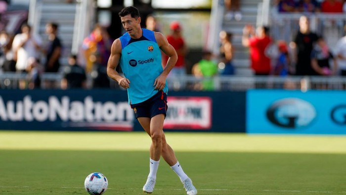 Robert Lewandowski FORT LAUDERDALE, FL - JULY 19: FC Barcelona forward Robert Lewandowski warms up before the pre-season friendly between FC Barcelona and Inter Miami CF on July 19, 2022 at DRV PNK Stadium in Fort Lauderdale, Fl. (Photo by David Rosenblum/Icon Sportswire via Getty Images)