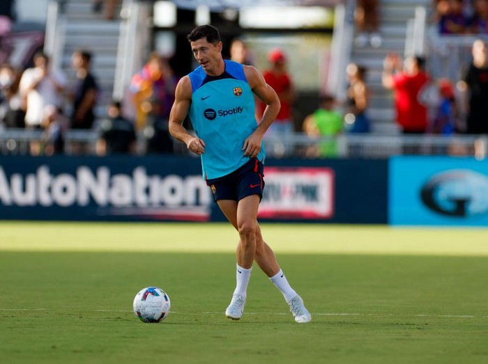 FORT LAUDERDALE, FL - JULY 19: FC Barcelona forward Robert Lewandowski warms up before the pre-season friendly between FC Barcelona and Inter Miami CF on July 19, 2022 at DRV PNK Stadium in Fort Lauderdale, Fl. (Photo by David Rosenblum/Icon Sportswire via Getty Images)