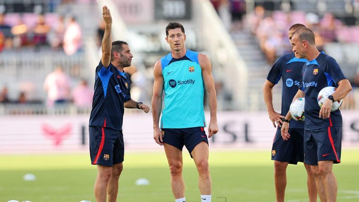 Robert Lewandowski FORT LAUDERDALE, FLORIDA - JULY 19: Robert Lewandowski of FC Barcelona warms up before a preseason friendly against Inter Miami CF at DRV PNK Stadium on July 19, 2022 in Fort Lauderdale, Florida. (Photo by Michael Reaves/Getty Images)